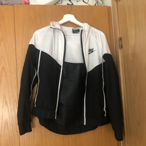 Nike windbreaker - Nike windbreaker köpt i somras! Använd ett fåtal gånger. Ordinariepris: 799kr 