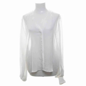  - En likadan skjorta som den på bilden. Från Weekday, knappt använd. Finns ej kvar på hemsidan. Skriv för tydligare bilder.