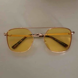  - Guldiga bågar med gult glas. Lite repiga 