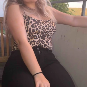  - fin leopard body från Nelly. använd endast några gånger. inköpt för 199kr.