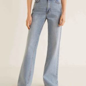 Mango jeans - Säljer dessa snygga blå jeansen som är lite utsvängda och wide leg från mango. Helt slutsålda, långa och passar storlek 32-34-36. Säljer pga att jag har nästan likadana!💙💙