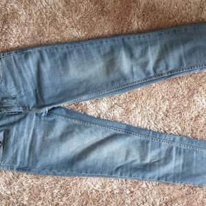 Ljusblå, sommarblå  sköna jeans stl 26/30.  Modell 710 super skinny. Strech.