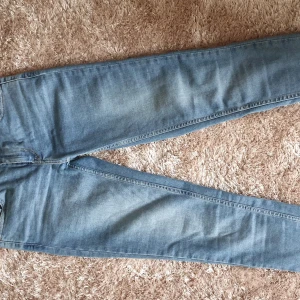 Levi's  jeans 710  - Ljusblå, sommarblå  sköna jeans stl 26/30.  Modell 710 super skinny. Strech.