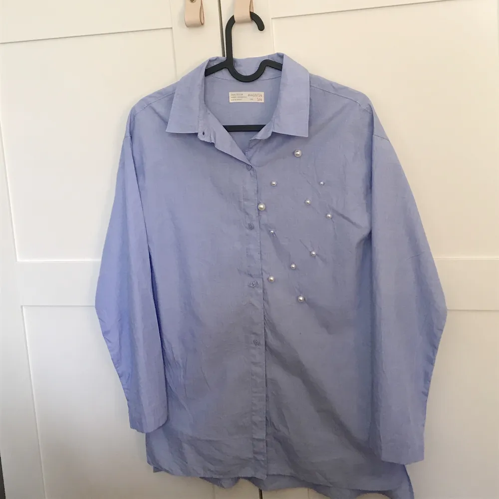 Jättefin babyblå skjorta från Zara!! Älskar men är snäppet för liten, så kan inte längre använda den. Använd fåtal gånger så bra skick. Möts upp i centrala Stockholm, annars tillkommer frakt💓💓  . Skjortor.