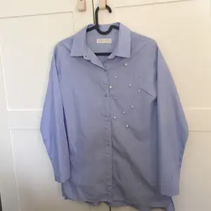 Jättefin babyblå skjorta från Zara!! Älskar men är snäppet för liten, så kan inte längre använda den. Använd fåtal gånger så bra skick. Möts upp i centrala Stockholm, annars tillkommer frakt💓💓  