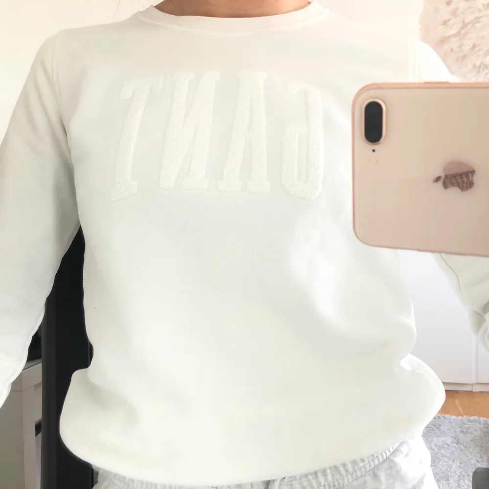 Sweatshirt från GANT! Använt väldigt lite så i superbra skick❤️ storlek XS, nypris var 900kr!. Tröjor & Koftor.