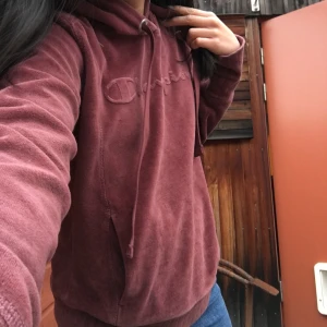 Champion hoodie - Jätte fin champion hoodie🥰🦋 💥Om plagget💥 Storlek: SMALL Min längd 155cm Pris: 120kr  + 63kr frakt *plagg fraktast 1-2 dagar efter köp. *inga återköp!