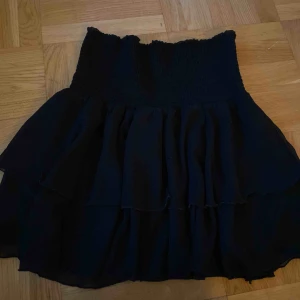  - Säljer min svarta volangkjol från bikbok Storlek M men passar nog dem flesta storlekarna då den har en resår i midjan!!