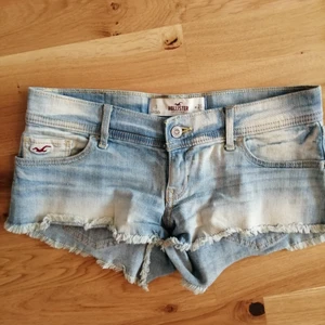 Hollister jeans shorts - I mycket bra skick. Max använt 2-3 gånger. Storlek 3/W26. 
