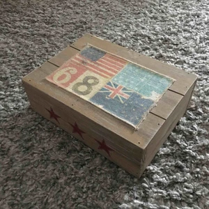  - En snygg låda av trä att förvara saker i. Ungefär lika stor som ett a5-papper. 40 kr + frakt🧡