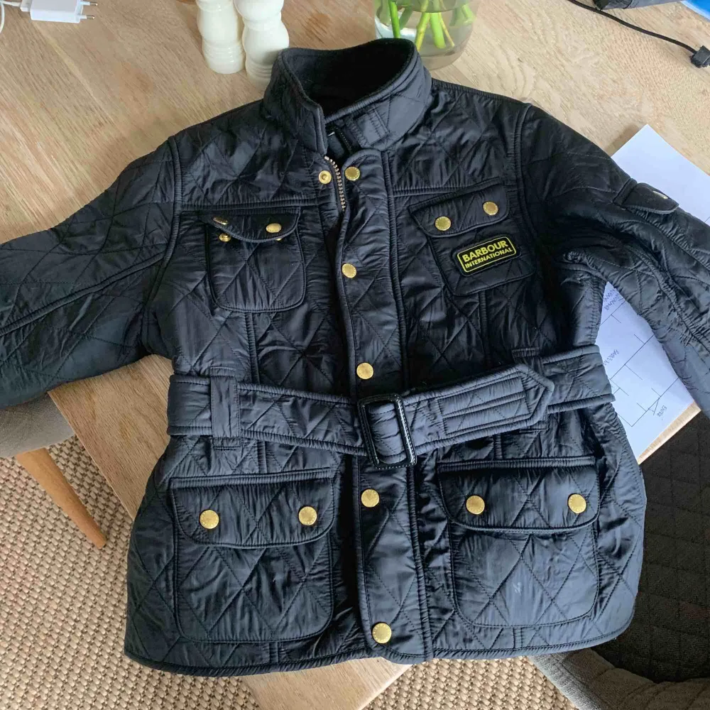 Äkta barbour-jacka för barn!! Köpt i London flera år sedan. Står storlek XL, men är i barn, så tippar på en 140 ungefär. Frakt läggs till!! . Jackor.