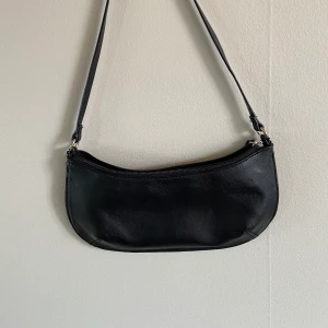 Väska - Svart handväska med lite få slitningar! Köpt här på Plick innan och säljer pga att den inte kommer till någon användning! Skriv privat för fler bilder. Frakt tillkommer! Högsta bud vinner!  Startbud: 100kr