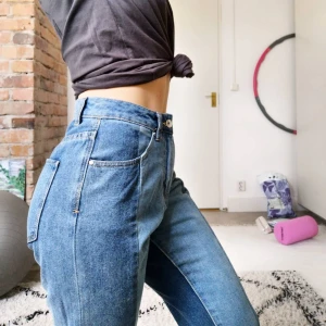 Högmidjade mom jeans strl xs - Storlek W 25 L 30. Jag är 153 cm så jag viker upp jeansen. Köpte men har bara inte använt så vill att nån annan ska få användning av dem :) 