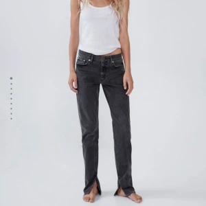 Zara jeans med slits  - Byter eller säljer dessa jeans från Zara mot samma modell i en 34! Slitningar nere vid slitsen