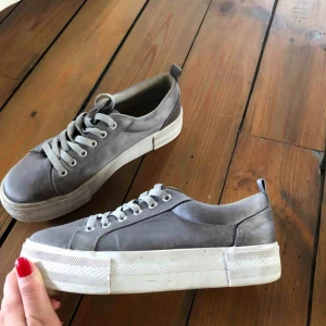  - Jättefina sneakers från H&M i silvergrå färg, bekväma och passar till allt. Frakt tillkommer 🌸