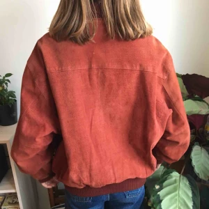  - Roströd second hand skinnjacka från Siv & Åke i Stockholm. Ny pris 700kr. Älskar den, men säljer då jag har en likadan. Frakt tillkommer.