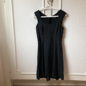  - Fin svart klänning från Monki, använd typ en gång, nyskick! Priset är inkl frakt.