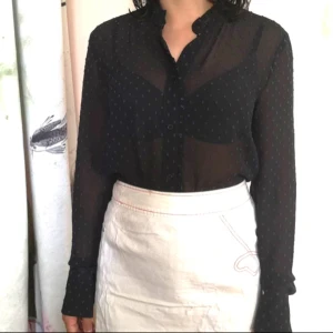  - Dame skjorta. Storlek 34/S/160. Nästan ny från HM luxury selections. 