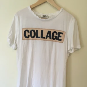  - Vit Acne t-shirt med tryck på fram- och baksida. Storlek M, normal i modellen (varken tight eller oversized). Använd, men i mycket gott skick. 