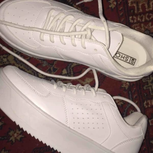  - Säljer nya skor från nelly, säljer pugrund av att de blev förstora. Frakt tillkommer