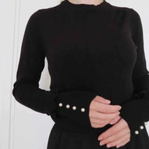  - Svart fint stickad tröja från Zara med volang och pärlor på ärmarna. Knappt använd. 