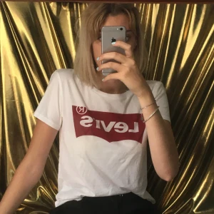  - En najs levi’s tröja i strl XS skriv vid intresse kan mötas upp på Södermalm eller posta (köparen står för frakten)