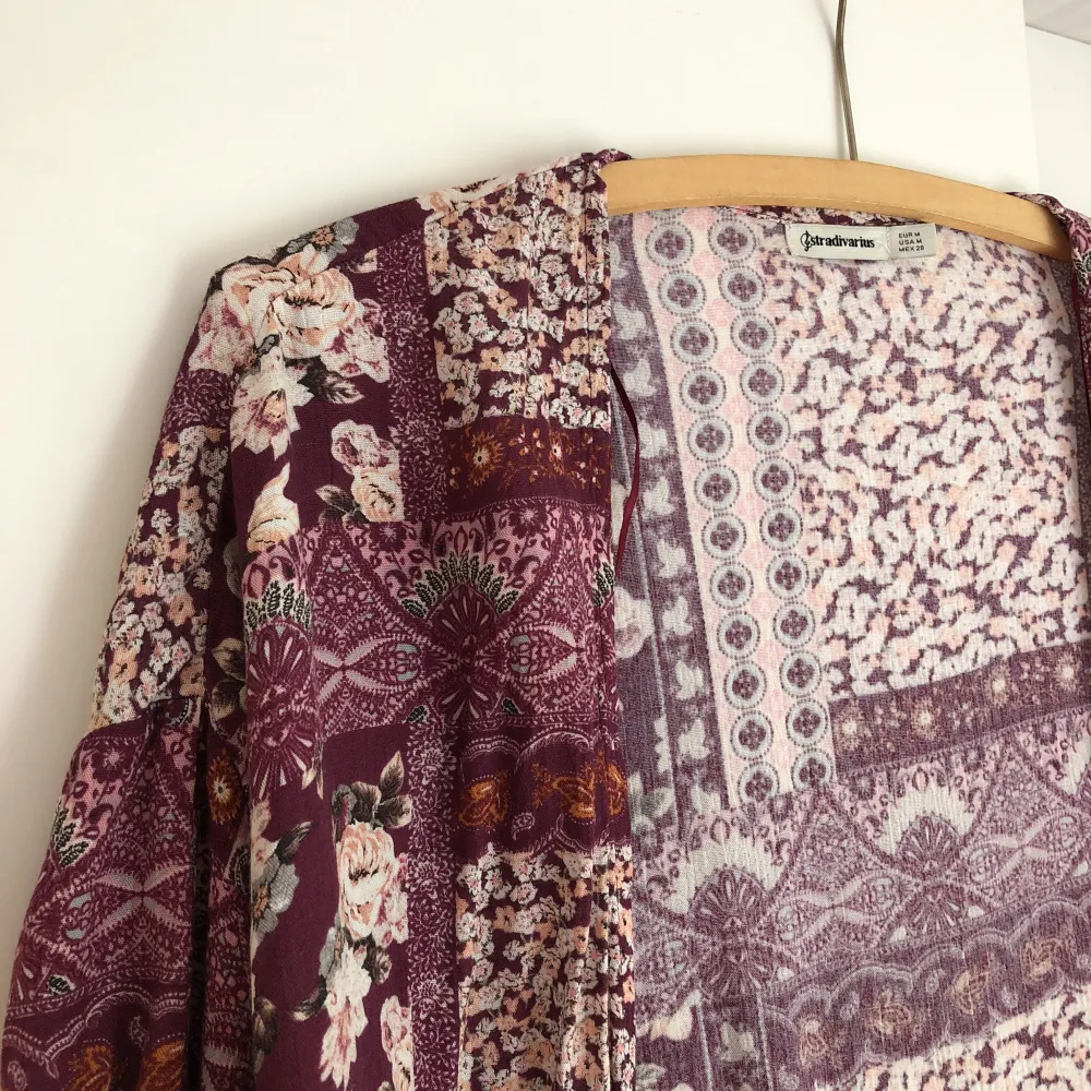 Kimono i lila/rosa blommigt mönster från Stradivarius i strl M, knappt använd. Köparen betalar frakt på 40kr.. Tröjor & Koftor.