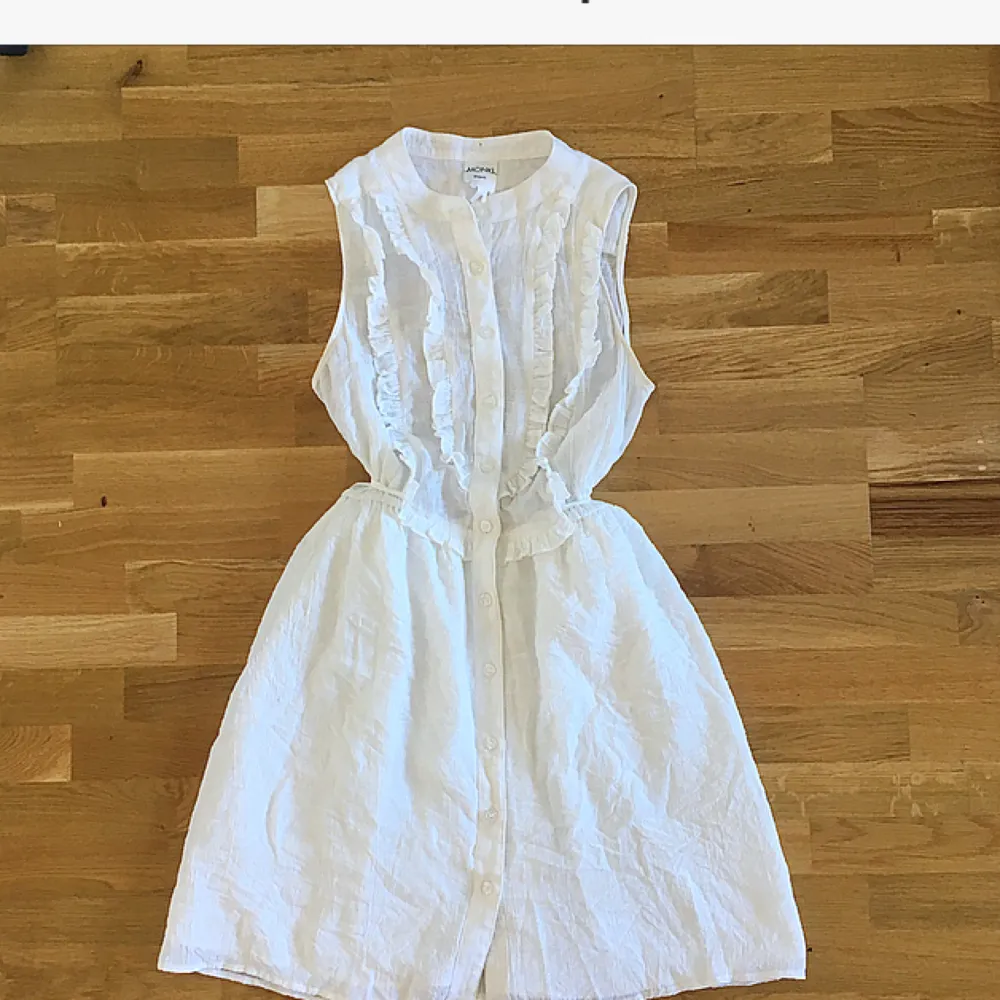 Superfin klänning från Monki som tyvärr inte kommer till användning 💔 Den är en sommardröm som passar lika bra att styla romantiskt eller bryta av med en skinnjacka. Köparen står för ev fraktkostnad 💌. Klänningar.