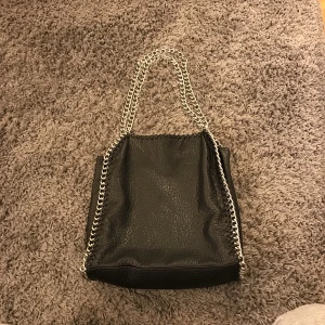  - Väska från Tiamo, ny skick! Köparen står för frakten