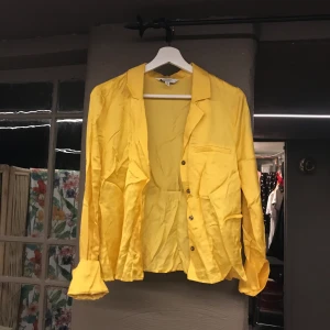  - Gul skjorta från stores, ostruken på bilden men aldrig använd! 