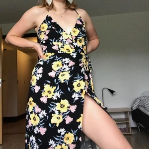  - Underbar maxiklänning med slits från H&M. Stl 38, jag är 176 cm lång. Frakt tillkommer.