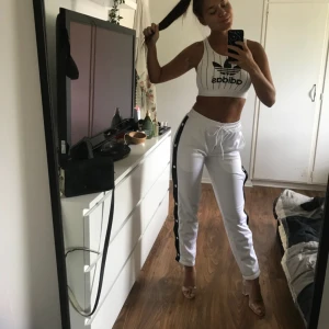  - Säljer ett par vita raka mer smala popperbyxor i stl XS, dom går att knäppa upp hela vägen. Jag är 165cm lång. Använda 2 ggr som nya! :) köparen står för frakten