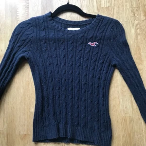  - En mycket populär Hollister tröja i mörkblåa toner.  Storlek XS