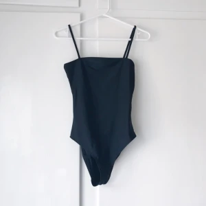  - Jättesnygg baddräkt från Nakd med justerbara band. Helt ny, aldrig använd. Slutsåld på Nakds hemsida. Säljer den för att den är för liten för mig. Frakten är inkluderad i priset. Betalning med swish