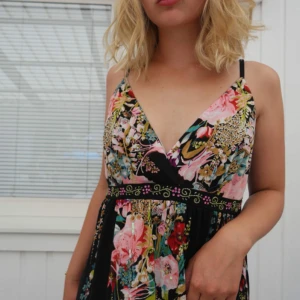  - En snygg klänning från rosebud. Jag på bilden är 165 och har storlek XS/S. Som ni ser på bilden är klänningen för stor för mig men tror att en som har 38-42 kan bära upp känningen. Skulle gissa att frakten är runt 50kr