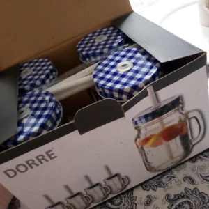  - 4 st muggar med sugrör