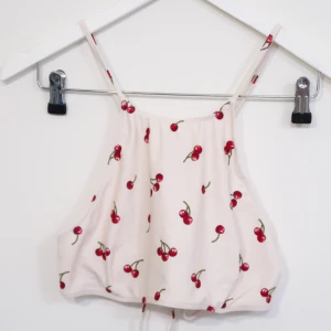  - Söt bikini set med körsbär. Bikini trosorna är höga i midjan (retro)  Bikinin är bara testad men då den är lite för liten inte använd. 