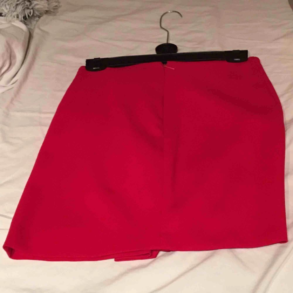 Super fin röd kjol från mango! Använd vid 1 tillfälle.. Säljs då den ej kommer till användning✨. Kjolar.