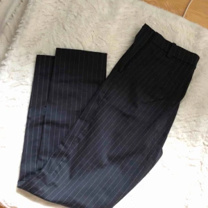  - Leggings liknande byxor/kostym från H&M i storlek small säljes för 90kr med frakt inkluderad, de är mörkblå med svaga randiga streck