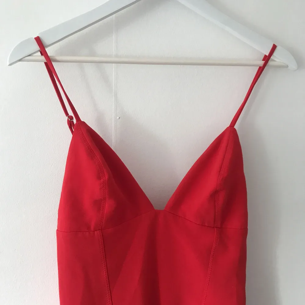 Från HM, röd klänning storlek 36. Väldigt fin och säljes pga. Passar ej mig. . Klänningar.