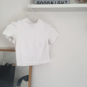  - superfin vit croppad t-shirt med turtleneck, tröjan är i strl xs och säljs pga använder den inte:(  💞köparen står för ev. frakt🦎