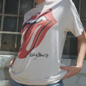 Helt ny Rolling Stones t-shirt, säljs just nu på Brandy Melville för 32$ men säljer för endast 80kr (flyttar utomlands, därav priset). Skriv för frågor eller bilder🌟