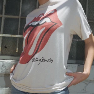  - Helt ny Rolling Stones t-shirt, säljs just nu på Brandy Melville för 32$ men säljer för endast 80kr (flyttar utomlands, därav priset). Skriv för frågor eller bilder🌟