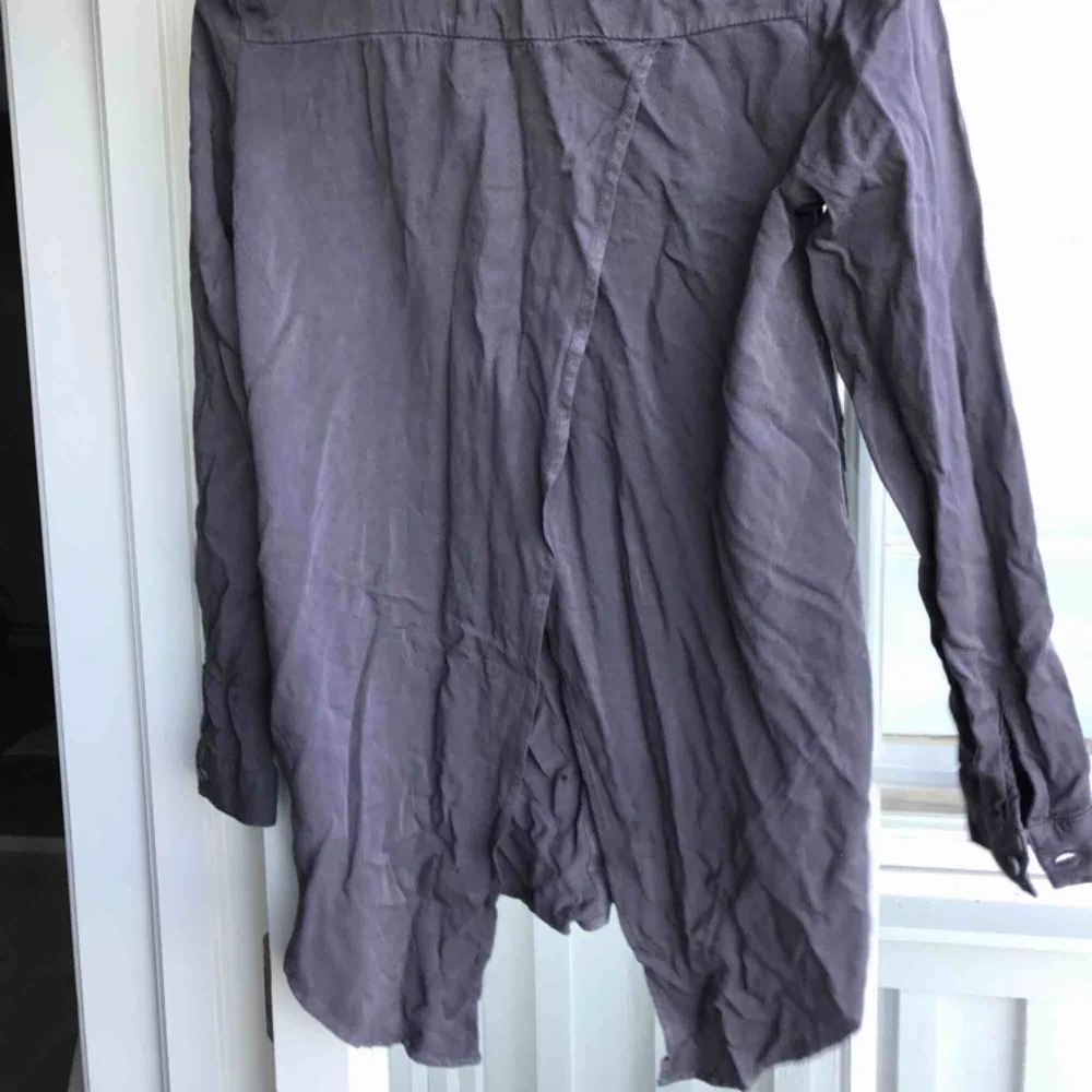 Lila-grå denimskjorta med slits i ryggen från HM, aldrig använd då den var fel storlek för mig. Rak smal passform, ej stretch. . Skjortor.