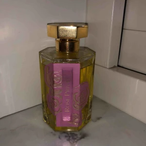  - Säljer en parfym med stark doft av rosor då den aldrig kommer till användning, endast testad en gång. Frakt tillkommer och tar betalning via swish