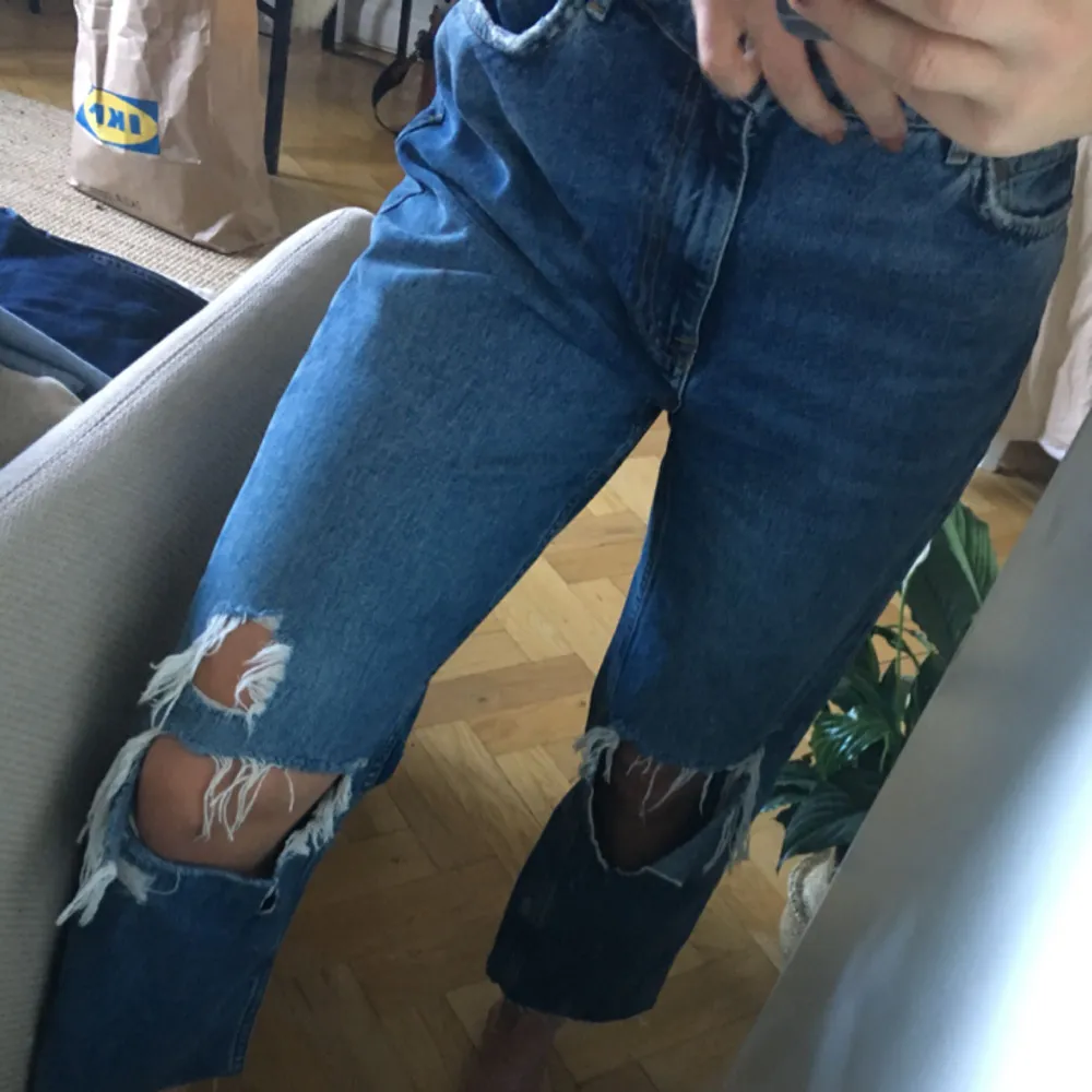 Slitna jeans i piratlängd, knappt använda. Jeans & Byxor.