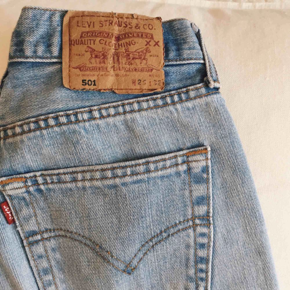 Ljusblå Levi’s jeans i mycket bra skicka. Strl W26 L32, byxorna är dock avklippta, passar mig som är 163cm. Hör gärna av er för exakta mått/fler bilder.. Jeans & Byxor.