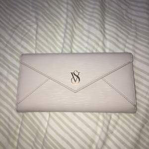 Knappt använd plånbok från Victoria's secret! Stort utrymme för kort, kontant etc. Köptes för ca 2000 kr