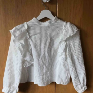  - Söt blus från bershka.    Köparen står för frakt på 18kr (: