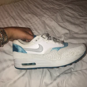  - Nike Airmax storlek 39, super fin blanding av vitt och blått. Sparsamt använda, svider att sälja dom men måste pga för små! 